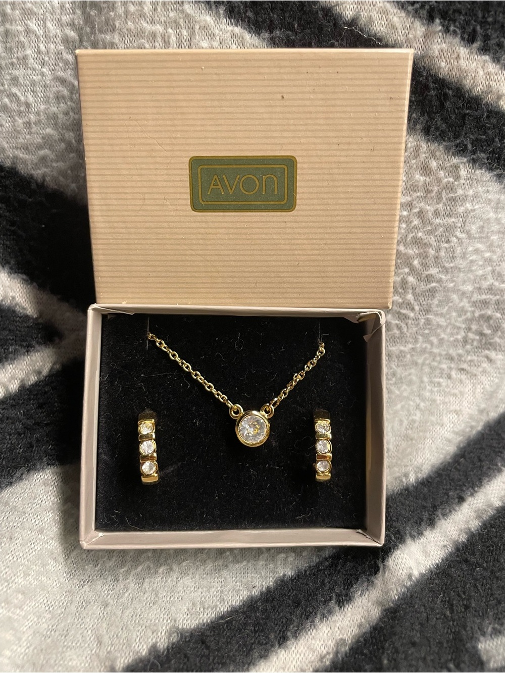 NIB Vintage Avon Gold Tone Crystal Necklace and Earrings Set